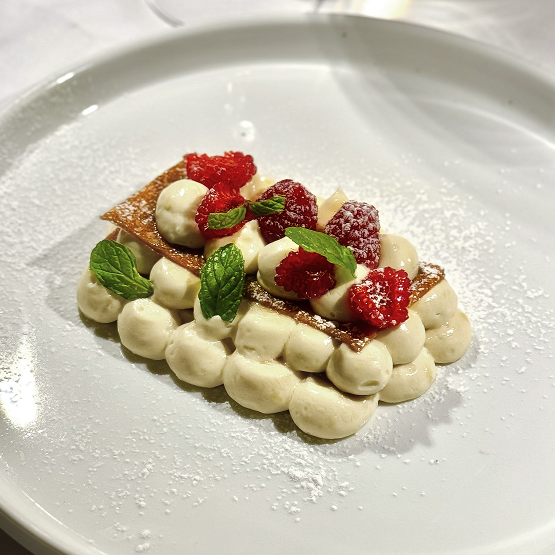 Croccante con crema chantilly e frutti rossi